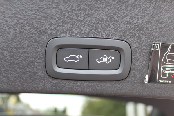 Volvo XC40 Recharge P8 AWD R-Design / Trekhaak / Panoramadak / Camera / Keyless / Harman Kardon / 19'' / Half leder / Stuur+Stoelverwarming / DAB / Dodehoek / ACC