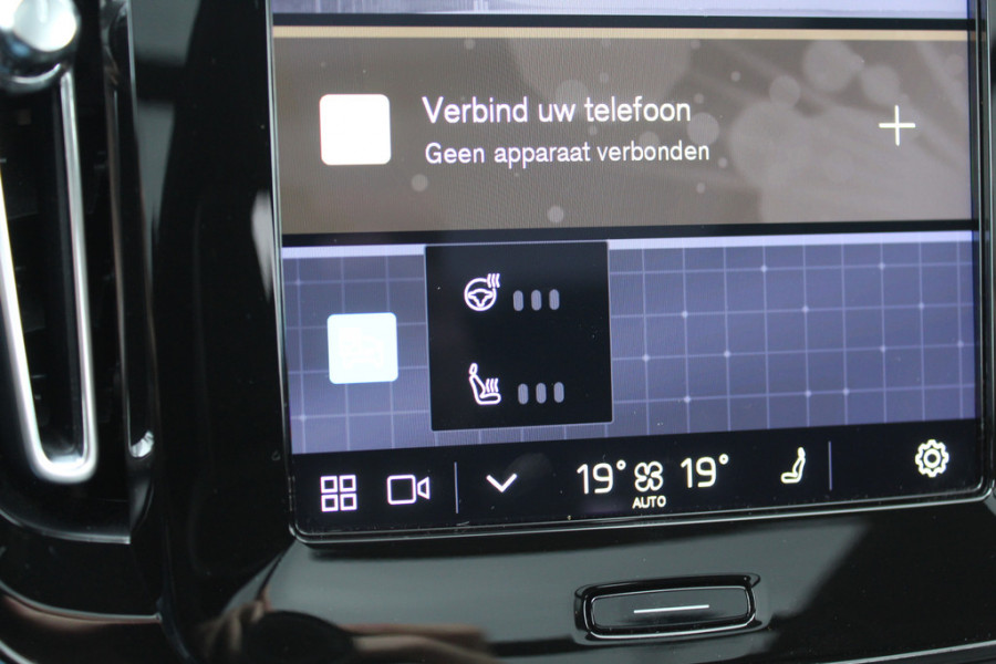 Volvo XC40 Recharge P8 AWD R-Design / Trekhaak / Panoramadak / Camera / Keyless / Harman Kardon / 19'' / Half leder / Stuur+Stoelverwarming / DAB / Dodehoek / ACC