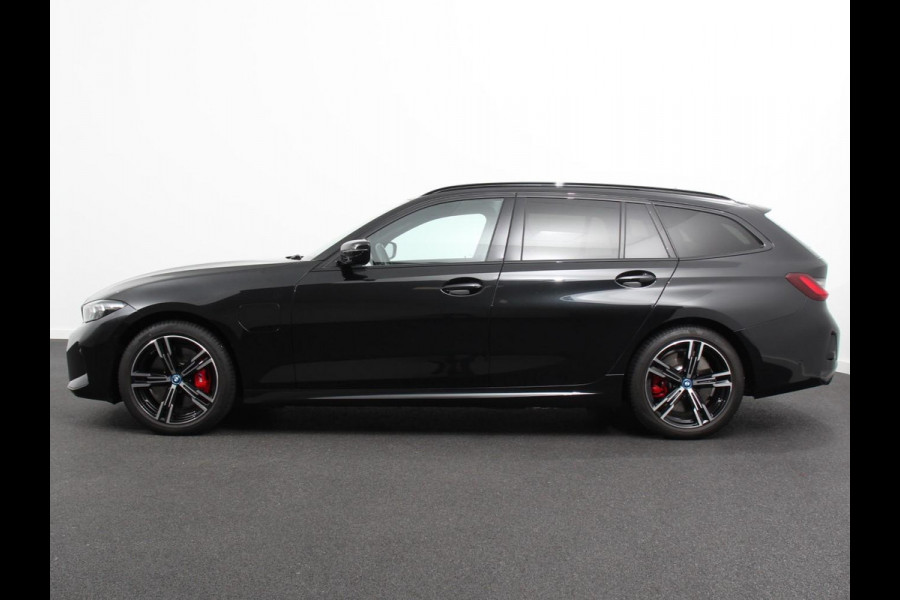 BMW 3 Serie Touring 330e M-Sport PHEV Digitale Cockpit Climate control Stoel verwarming LED Sfeer verlichting Lichtmetalen velgen Navigatie Apple carplay/ Android auto Parkeersensoren