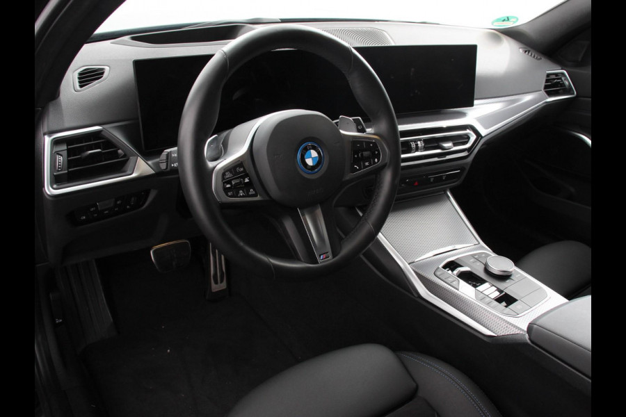BMW 3 Serie Touring 330e M-Sport PHEV Digitale Cockpit Climate control Stoel verwarming LED Sfeer verlichting Lichtmetalen velgen Navigatie Apple carplay/ Android auto Parkeersensoren