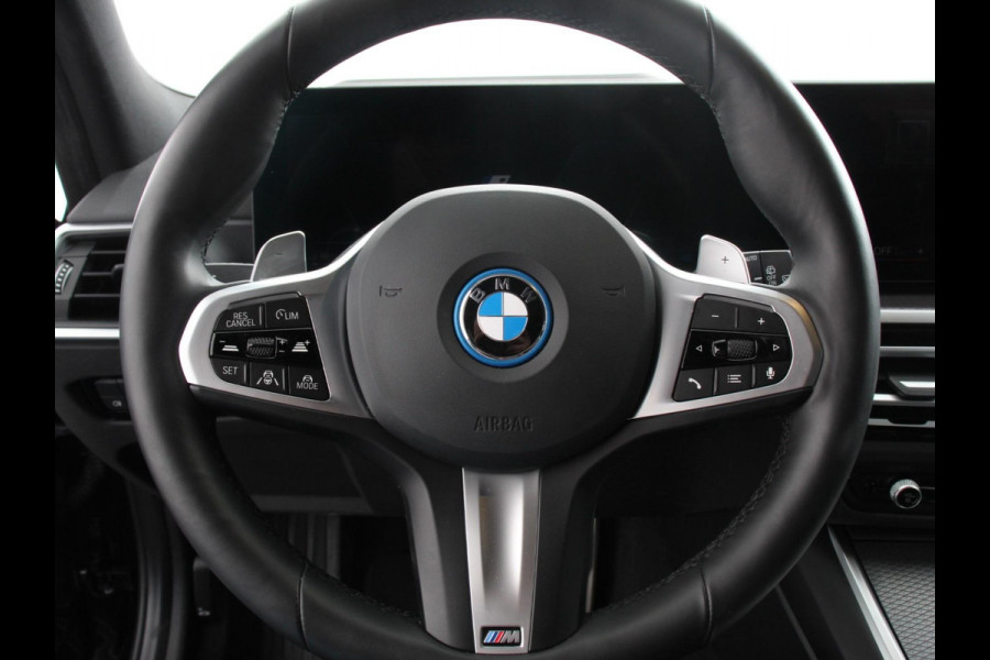 BMW 3 Serie Touring 330e M-Sport PHEV Digitale Cockpit Climate control Stoel verwarming LED Sfeer verlichting Lichtmetalen velgen Navigatie Apple carplay/ Android auto Parkeersensoren