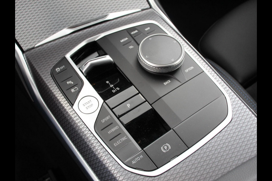 BMW 3 Serie Touring 330e M-Sport PHEV Digitale Cockpit Climate control Stoel verwarming LED Sfeer verlichting Lichtmetalen velgen Navigatie Apple carplay/ Android auto Parkeersensoren