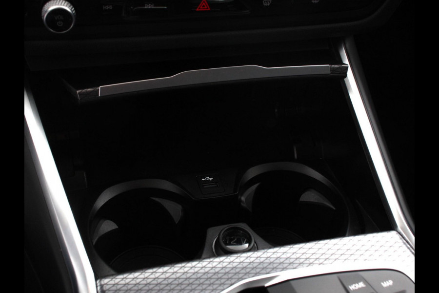 BMW 3 Serie Touring 330e M-Sport PHEV Digitale Cockpit Climate control Stoel verwarming LED Sfeer verlichting Lichtmetalen velgen Navigatie Apple carplay/ Android auto Parkeersensoren