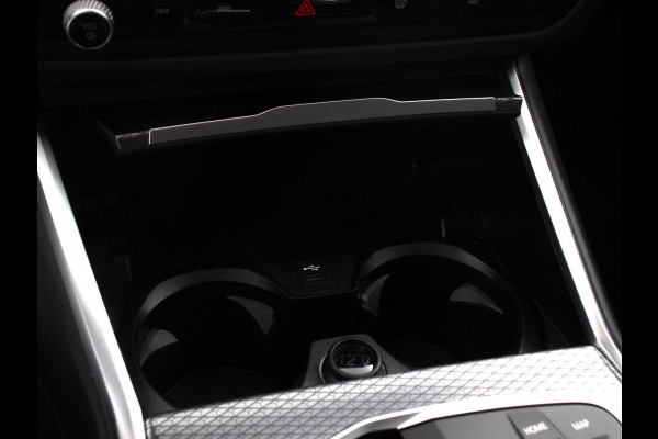 BMW 3 Serie Touring 330e M-Sport PHEV Digitale Cockpit Climate control Stoel verwarming LED Sfeer verlichting Lichtmetalen velgen Navigatie Apple carplay/ Android auto Parkeersensoren