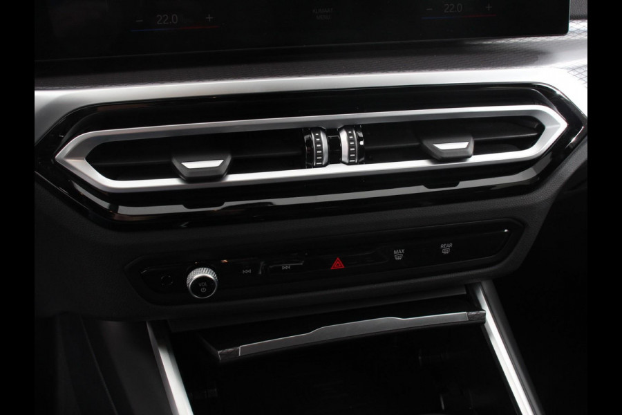BMW 3 Serie Touring 330e M-Sport PHEV Digitale Cockpit Climate control Stoel verwarming LED Sfeer verlichting Lichtmetalen velgen Navigatie Apple carplay/ Android auto Parkeersensoren