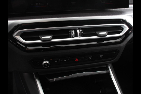 BMW 3 Serie Touring 330e M-Sport PHEV Digitale Cockpit Climate control Stoel verwarming LED Sfeer verlichting Lichtmetalen velgen Navigatie Apple carplay/ Android auto Parkeersensoren