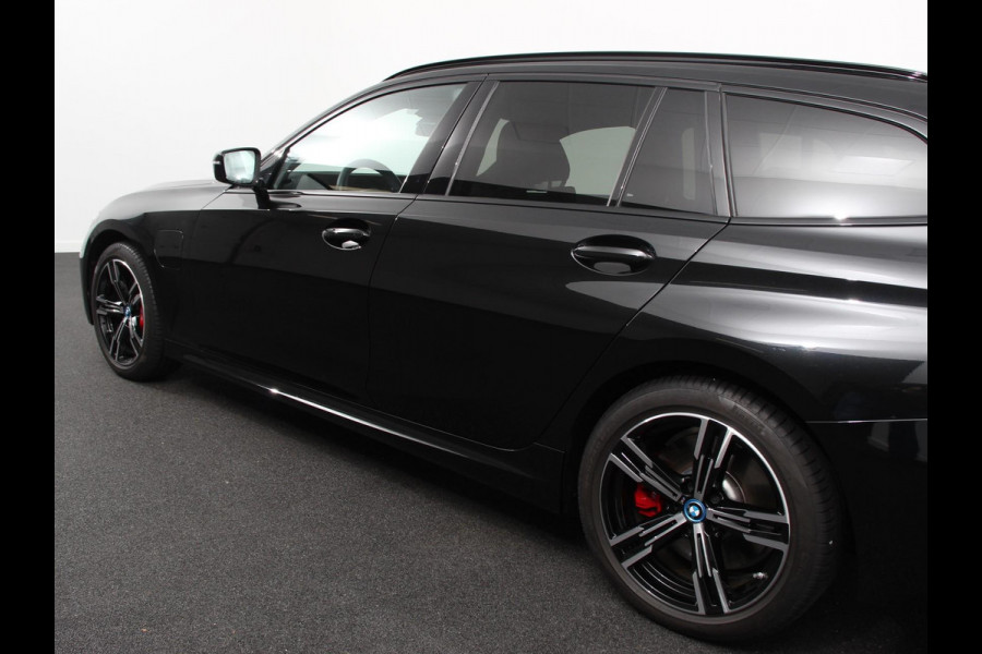 BMW 3 Serie Touring 330e M-Sport PHEV Digitale Cockpit Climate control Stoel verwarming LED Sfeer verlichting Lichtmetalen velgen Navigatie Apple carplay/ Android auto Parkeersensoren
