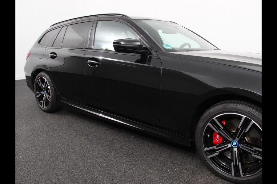 BMW 3 Serie Touring 330e M-Sport PHEV Digitale Cockpit Climate control Stoel verwarming LED Sfeer verlichting Lichtmetalen velgen Navigatie Apple carplay/ Android auto Parkeersensoren