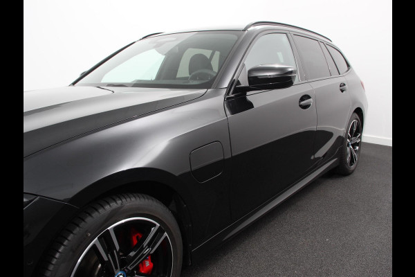 BMW 3 Serie Touring 330e M-Sport PHEV Digitale Cockpit Climate control Stoel verwarming LED Sfeer verlichting Lichtmetalen velgen Navigatie Apple carplay/ Android auto Parkeersensoren