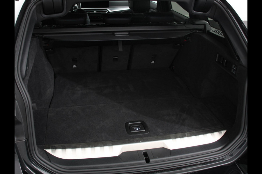 BMW 3 Serie Touring 330e M-Sport PHEV Digitale Cockpit Climate control Stoel verwarming LED Sfeer verlichting Lichtmetalen velgen Navigatie Apple carplay/ Android auto Parkeersensoren