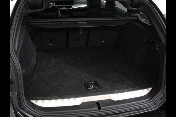 BMW 3 Serie Touring 330e M-Sport PHEV Digitale Cockpit Climate control Stoel verwarming LED Sfeer verlichting Lichtmetalen velgen Navigatie Apple carplay/ Android auto Parkeersensoren