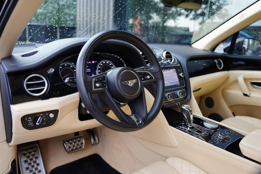 Bentley Bentayga 4.0 V8 / Beige Leder / NAIM