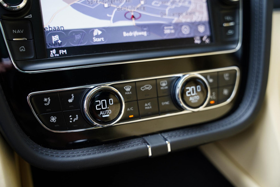 Bentley Bentayga 4.0 V8 / Beige Leder / NAIM
