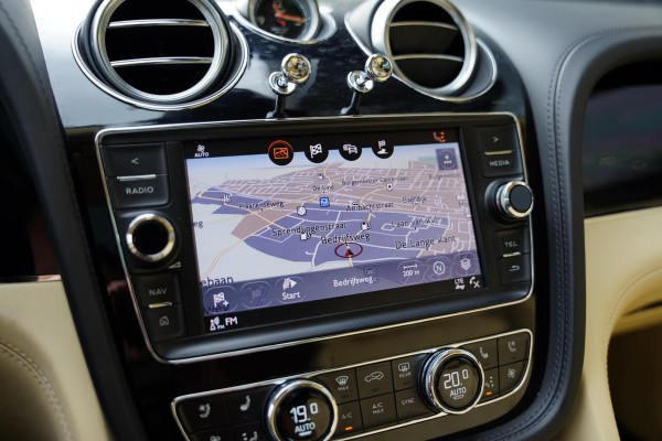Bentley Bentayga 4.0 V8 / Beige Leder / NAIM
