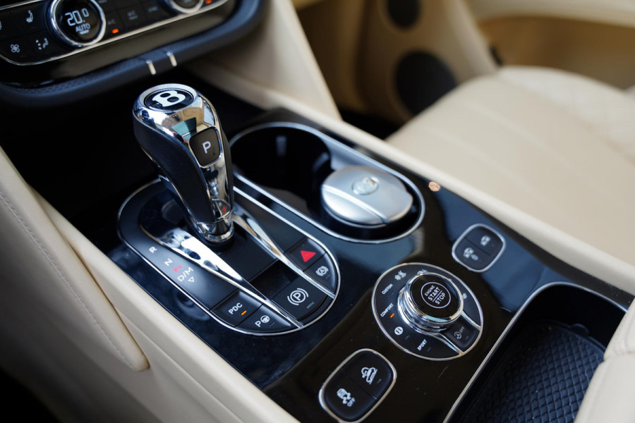 Bentley Bentayga 4.0 V8 / Beige Leder / NAIM