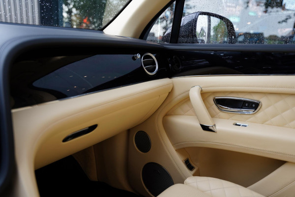 Bentley Bentayga 4.0 V8 / Beige Leder / NAIM