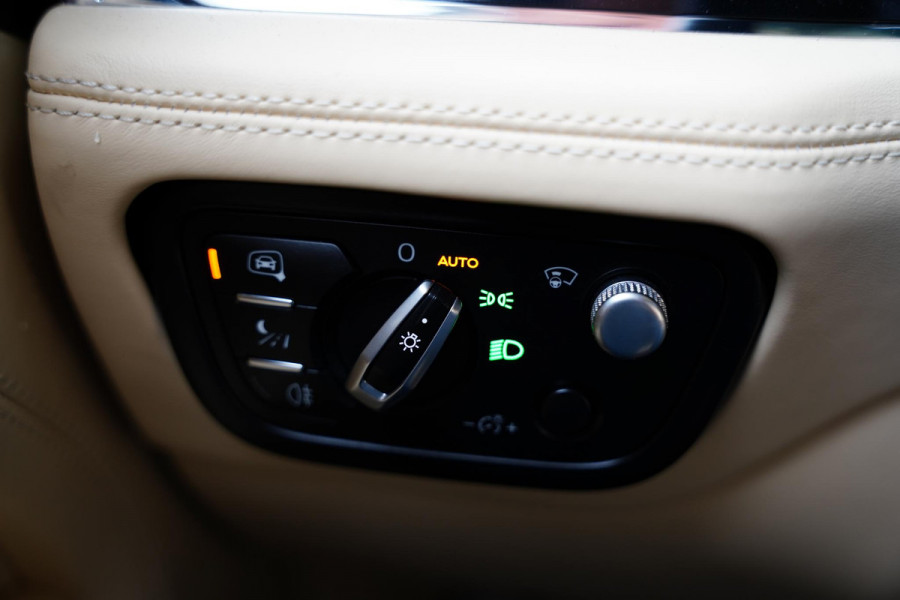 Bentley Bentayga 4.0 V8 / Beige Leder / NAIM