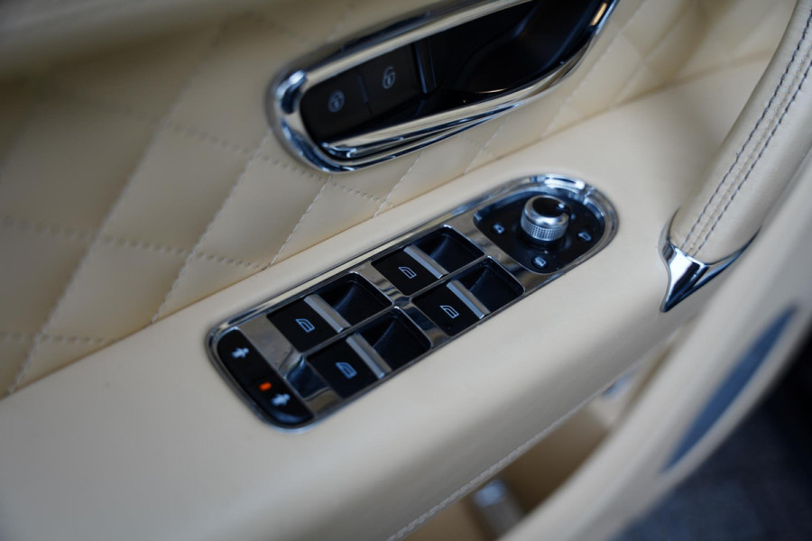 Bentley Bentayga 4.0 V8 / Beige Leder / NAIM