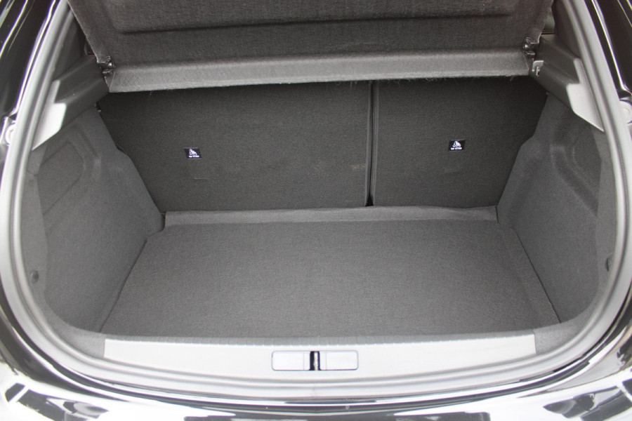 Peugeot 208 1.2 Hybrid 145PK AUTOMAAT GT | ELEKTRISCH BEDIENBARE BESTUURDERSSTOEL MET MASSAGE FUNCTIE | ALCANTARA BEKLEDING | STOEL VERWARMING | ADAPTIVE CRUISE CONTROL | DAB+ RADIO | APPLE CARPLAY/ANDROID AUTO | FULL LED KOPLAMPEN | KEYLESS ENTRY/START | 17" LICHTMETALEN VELGEN | CLIMATE CONTROL | PARKEERSENSOREN VOOR + ACHTER | CAMERA VOOR + ACHTER | DODEHOEK DETECTIE |