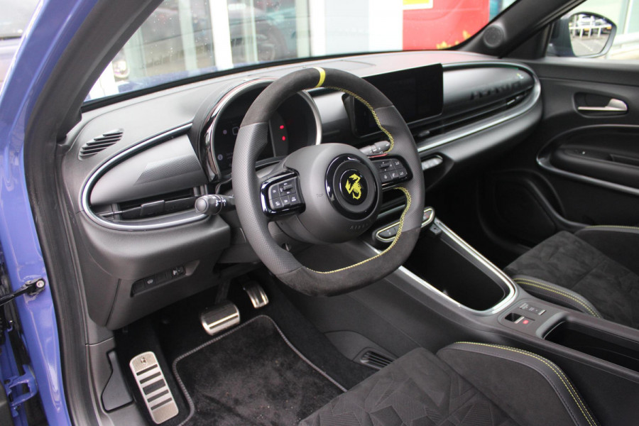 Abarth 600e SCORPIONISSIMA 280PK 54 kWh | SABELT PERFORMANCE SPORT STOELEN/BEKLEDING | ENGINE SOUND GENERATOR | PACK DESIGN SCORPIONISSIMA | PACK TECH SCORPIONISSIMA | PACK WINTER (STOEL VERWARMING/VOORRUITVERWARMING) | PACK SCORPION | 20" LICHTMETALEN VELGEN | ABARTH BODYKIT | 360° PARKEERSENSOREN | REMKLAUWEN GROEN | ELEKTRISCH BEDIENBARE BESTUURDERSSTOEL | AMBIANCE INTERIEUR VERLICHTING | ACHTERUITRIJ CAMERA | ADAPTIVE CRUISE CONTROL | DRAADLOZE APPLE CARPLAY/ANDROID AUTO | DODEHOEK DETECTIE | DC SNELLAAD FUNCTIE | DRAADLOZE APPLE CARPLAY/ANDROID AUTO | ELEKTRISCH BEDIENBARE AC