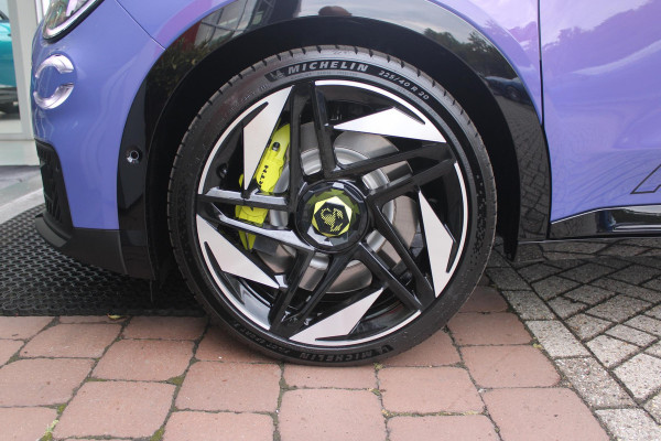 Abarth 600e SCORPIONISSIMA 280PK 54 kWh | SABELT PERFORMANCE SPORT STOELEN/BEKLEDING | ENGINE SOUND GENERATOR | PACK DESIGN SCORPIONISSIMA | PACK TECH SCORPIONISSIMA | PACK WINTER (STOEL VERWARMING/VOORRUITVERWARMING) | PACK SCORPION | 20" LICHTMETALEN VELGEN | ABARTH BODYKIT | 360° PARKEERSENSOREN | REMKLAUWEN GROEN | ELEKTRISCH BEDIENBARE BESTUURDERSSTOEL | AMBIANCE INTERIEUR VERLICHTING | ACHTERUITRIJ CAMERA | ADAPTIVE CRUISE CONTROL | DRAADLOZE APPLE CARPLAY/ANDROID AUTO | DODEHOEK DETECTIE | DC SNELLAAD FUNCTIE | DRAADLOZE APPLE CARPLAY/ANDROID AUTO | ELEKTRISCH BEDIENBARE AC