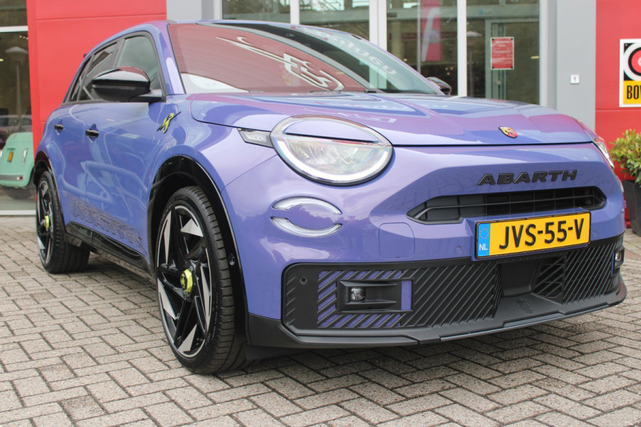 Abarth 600e SCORPIONISSIMA 280PK 54 kWh | SABELT PERFORMANCE SPORT STOELEN/BEKLEDING | ENGINE SOUND GENERATOR | PACK DESIGN SCORPIONISSIMA | PACK TECH SCORPIONISSIMA | PACK WINTER (STOEL VERWARMING/VOORRUITVERWARMING) | PACK SCORPION | 20" LICHTMETALEN VELGEN | ABARTH BODYKIT | 360° PARKEERSENSOREN | REMKLAUWEN GROEN | ELEKTRISCH BEDIENBARE BESTUURDERSSTOEL | AMBIANCE INTERIEUR VERLICHTING | ACHTERUITRIJ CAMERA | ADAPTIVE CRUISE CONTROL | DRAADLOZE APPLE CARPLAY/ANDROID AUTO | DODEHOEK DETECTIE | DC SNELLAAD FUNCTIE | DRAADLOZE APPLE CARPLAY/ANDROID AUTO | ELEKTRISCH BEDIENBARE AC