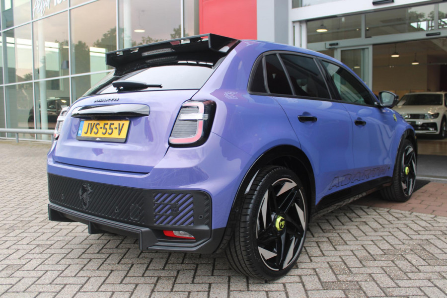 Abarth 600e SCORPIONISSIMA 280PK 54 kWh | SABELT PERFORMANCE SPORT STOELEN/BEKLEDING | ENGINE SOUND GENERATOR | PACK DESIGN SCORPIONISSIMA | PACK TECH SCORPIONISSIMA | PACK WINTER (STOEL VERWARMING/VOORRUITVERWARMING) | PACK SCORPION | 20" LICHTMETALEN VELGEN | ABARTH BODYKIT | 360° PARKEERSENSOREN | REMKLAUWEN GROEN | ELEKTRISCH BEDIENBARE BESTUURDERSSTOEL | AMBIANCE INTERIEUR VERLICHTING | ACHTERUITRIJ CAMERA | ADAPTIVE CRUISE CONTROL | DRAADLOZE APPLE CARPLAY/ANDROID AUTO | DODEHOEK DETECTIE | DC SNELLAAD FUNCTIE | DRAADLOZE APPLE CARPLAY/ANDROID AUTO | ELEKTRISCH BEDIENBARE AC