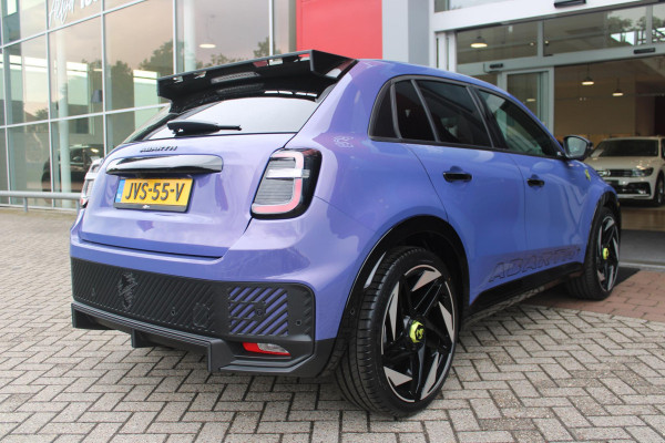 Abarth 600e SCORPIONISSIMA 280PK 54 kWh | SABELT PERFORMANCE SPORT STOELEN/BEKLEDING | ENGINE SOUND GENERATOR | PACK DESIGN SCORPIONISSIMA | PACK TECH SCORPIONISSIMA | PACK WINTER (STOEL VERWARMING/VOORRUITVERWARMING) | PACK SCORPION | 20" LICHTMETALEN VELGEN | ABARTH BODYKIT | 360° PARKEERSENSOREN | REMKLAUWEN GROEN | ELEKTRISCH BEDIENBARE BESTUURDERSSTOEL | AMBIANCE INTERIEUR VERLICHTING | ACHTERUITRIJ CAMERA | ADAPTIVE CRUISE CONTROL | DRAADLOZE APPLE CARPLAY/ANDROID AUTO | DODEHOEK DETECTIE | DC SNELLAAD FUNCTIE | DRAADLOZE APPLE CARPLAY/ANDROID AUTO | ELEKTRISCH BEDIENBARE AC