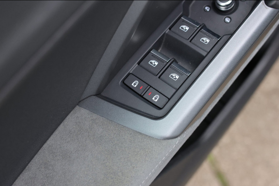 Audi Q3 40 TFSI Quattro S-Line *Pano*360 Camera*Keyless*Trekhaak*