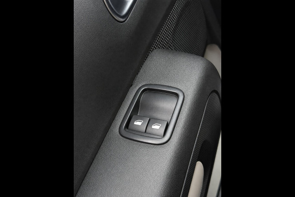 Citroën C3 1.2 PureTech C-Series - Navigatie / Apple CarPlay I Airco I LED I PDC I Veiligheid pakket I Dealer onderhouden
