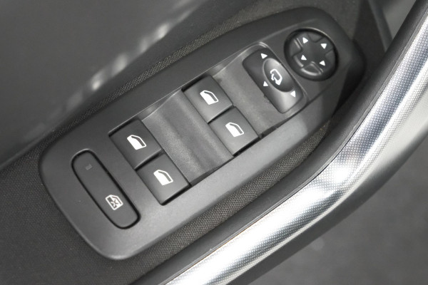 Peugeot 2008 PureTech 110 EAT6 Allure | Trekhaak | Apple Carplay | Parkeersensoren | Stoelverwarming