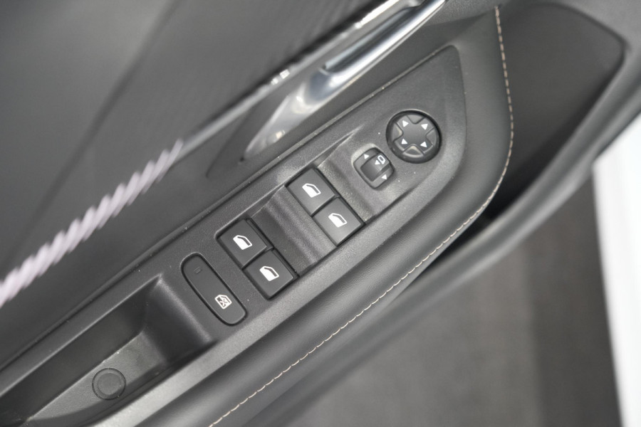 Peugeot 208 1.2 Hybrid 110 e-DCS6 Allure | Climate Control | Apple Carplay | Parkeersensoren
