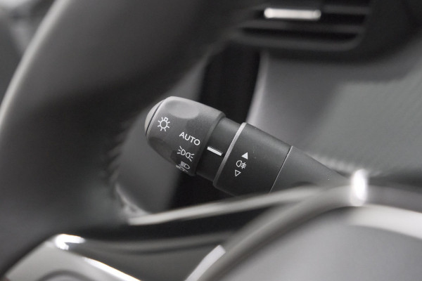 Peugeot e-208 EV Allure 50 kWh | 98,9% SOH | Camera | Navigatie | Parkeersensoren | Stoelverwarming