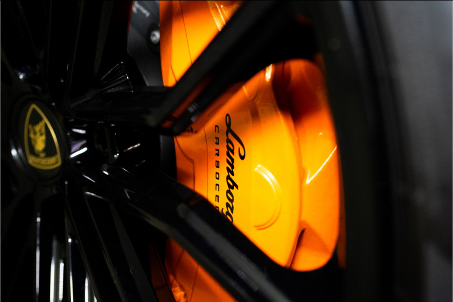 Lamborghini Urus 4.0 V8 Hybrid SE 800PK | Ad Personam | Nero Helene | Nero Ade/Arancio Leoni | Bang&Olufsen 3D | Ceramic | Service Package 5YR |