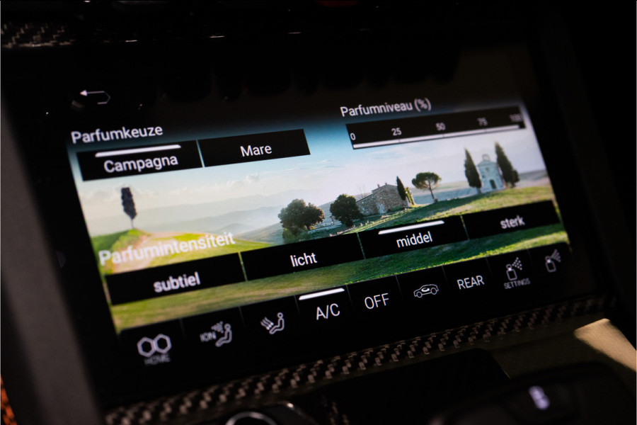 Lamborghini Urus 4.0 V8 Hybrid SE 800PK | Ad Personam | Nero Helene | Nero Ade/Arancio Leoni | Bang&Olufsen 3D | Ceramic | Service Package 5YR |