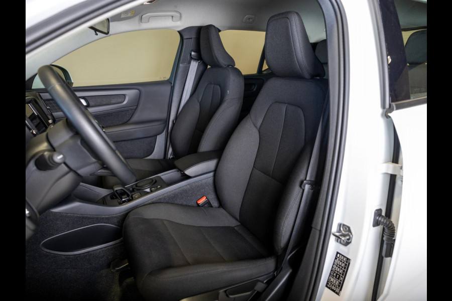 Volvo XC40 1.5 T2 Momentum Core 129pk / Achteruitrijcamera / Trekhaak / cruise control / Navigatie / Apple carplay /
