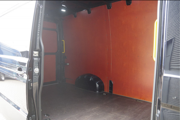 Volkswagen Crafter 35 2.0 TDI L3H3(L2H2) 3-ZITS, 177PK AUT. LED, TREKHAAK, STOELVERWARMING, ADAPT. CRUISE, CAMERA, NAVI, AIRCO, PARKEERSENSOREN, NL