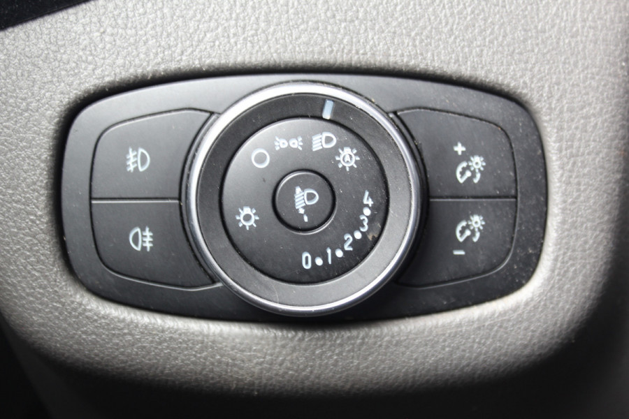 Ford Transit Connect 1.5-100pk TDCi EcoBlue L2 Trend. Bijzonder nette, luxe en goed onderhouden Ford Connect. Airco, Cruise Controle, Trekhaak, Camera, Metallic lak, Pdc, Lmv, Laadruimte betimmerd etc.