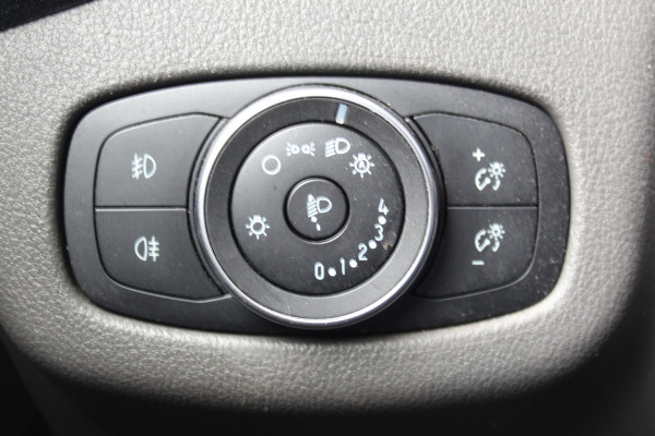 Ford Transit Connect 1.5-100pk TDCi EcoBlue L2 Trend. Bijzonder nette, luxe en goed onderhouden Ford Connect. Airco, Cruise Controle, Trekhaak, Camera, Metallic lak, Pdc, Lmv, Laadruimte betimmerd etc.