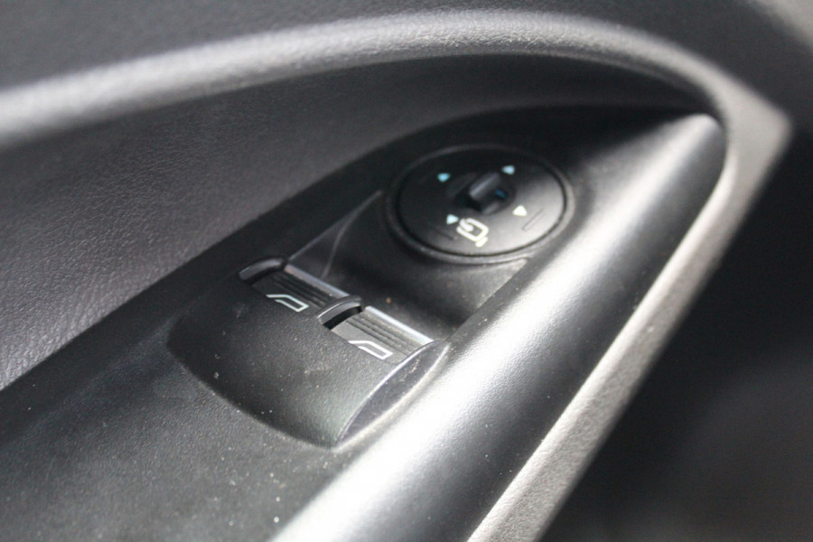 Ford Transit Connect 1.5-100pk TDCi EcoBlue L2 Trend. Bijzonder nette, luxe en goed onderhouden Ford Connect. Airco, Cruise Controle, Trekhaak, Camera, Metallic lak, Pdc, Lmv, Laadruimte betimmerd etc.