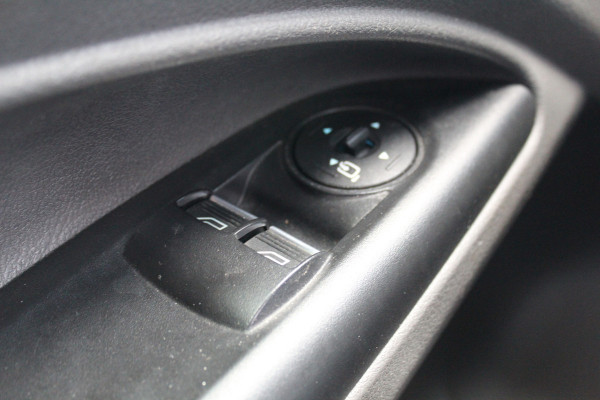 Ford Transit Connect 1.5-100pk TDCi EcoBlue L2 Trend. Bijzonder nette, luxe en goed onderhouden Ford Connect. Airco, Cruise Controle, Trekhaak, Camera, Metallic lak, Pdc, Lmv, Laadruimte betimmerd etc.