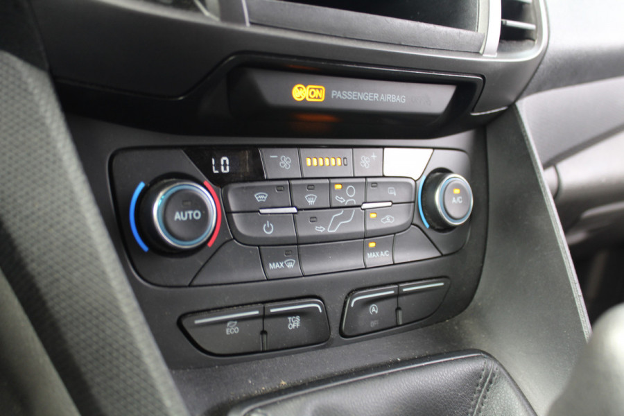 Ford Transit Connect 1.5-100pk TDCi EcoBlue L2 Trend. Bijzonder nette, luxe en goed onderhouden Ford Connect. Airco, Cruise Controle, Trekhaak, Camera, Metallic lak, Pdc, Lmv, Laadruimte betimmerd etc.