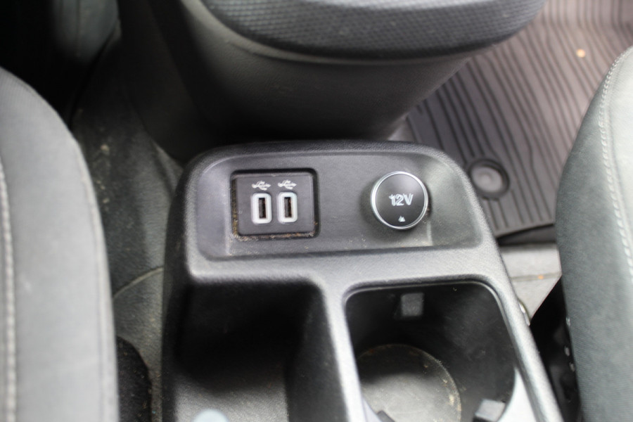 Ford Transit Connect 1.5-100pk TDCi EcoBlue L2 Trend. Bijzonder nette, luxe en goed onderhouden Ford Connect. Airco, Cruise Controle, Trekhaak, Camera, Metallic lak, Pdc, Lmv, Laadruimte betimmerd etc.