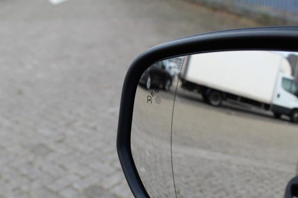 Ford Transit Connect 1.5-100pk TDCi EcoBlue L2 Trend. Bijzonder nette, luxe en goed onderhouden Ford Connect. Airco, Cruise Controle, Trekhaak, Camera, Metallic lak, Pdc, Lmv, Laadruimte betimmerd etc.