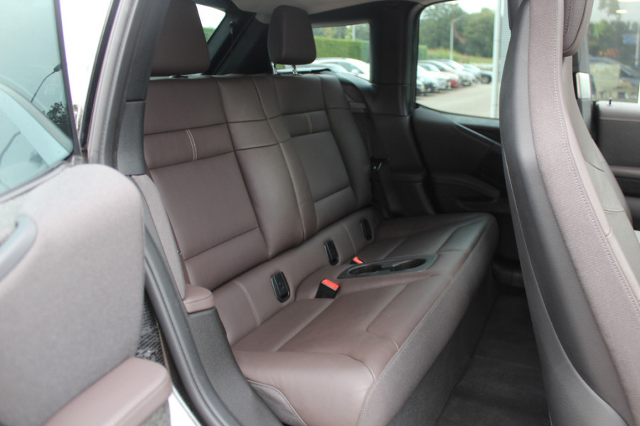 BMW i3 Executive Edition 120Ah 42 kWh / Panoramadak / Camera / Leder / Navigatie / 20'' / Warmtepomp / DAB / Stoelverwarming / Cruise Control