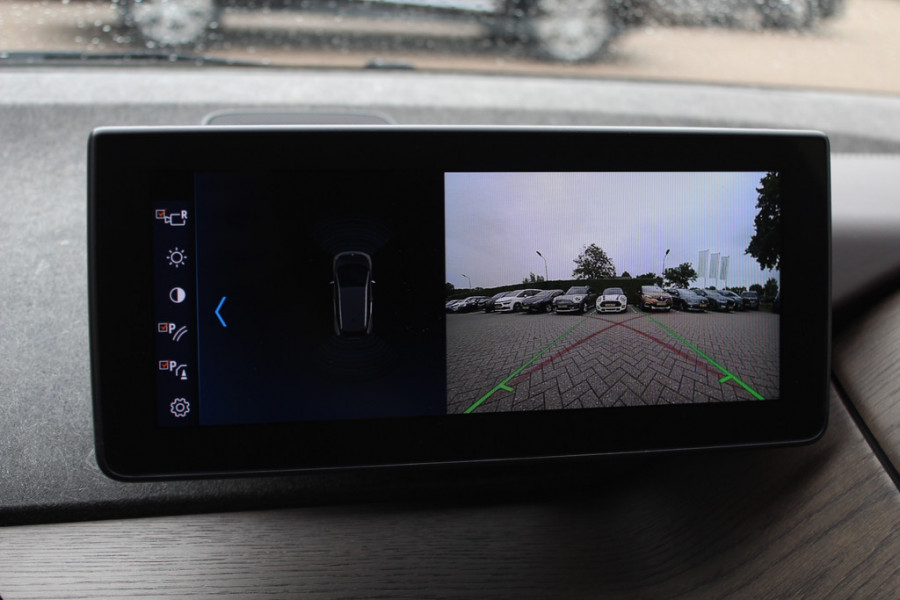 BMW i3 Executive Edition 120Ah 42 kWh / Panoramadak / Camera / Leder / Navigatie / 20'' / Warmtepomp / DAB / Stoelverwarming / Cruise Control
