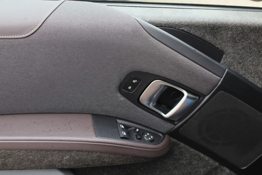 BMW i3 Executive Edition 120Ah 42 kWh / Panoramadak / Camera / Leder / Navigatie / 20'' / Warmtepomp / DAB / Stoelverwarming / Cruise Control