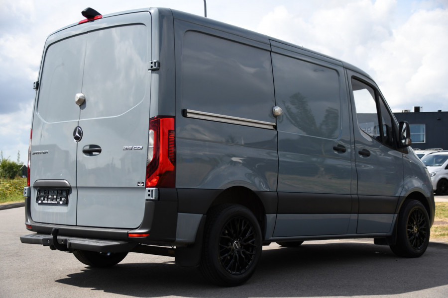 Mercedes-Benz Sprinter 315 1.9 CDI L1H1 PB Edition Adaptieve Cruise, Camera, Carplay, NAVI, LED, 10,5'' Mbux, LED, Automaat, Trekhaak, Stoelverwarming, Standkachel, Leder, Uniek!