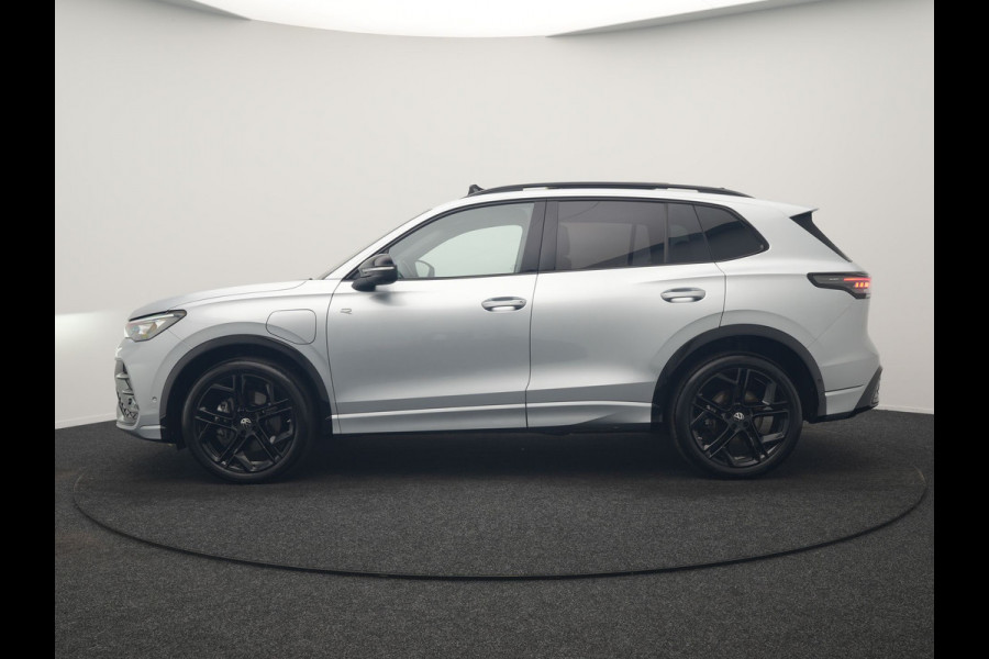 Volkswagen Tiguan 1.5 eHybrid R-Line Edition PHEV 272pk | Trekhaak Af Fabriek | Panodak | Head Up | Adaptive Cruise | Lederen Sportstoelen Massage & Ventilatie & Memory | 360 Camera | IQ Light | Harman / Kardon | Stuur Verwarmd | Keyless | Blis |  Plug In Hybrid |