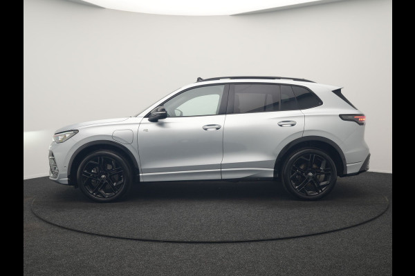 Volkswagen Tiguan 1.5 eHybrid R-Line Edition PHEV 272pk | Trekhaak Af Fabriek | Panodak | Head Up | Adaptive Cruise | Lederen Sportstoelen Massage & Ventilatie & Memory | 360 Camera | IQ Light | Harman / Kardon | Stuur Verwarmd | Keyless | Blis |  Plug In Hybrid |